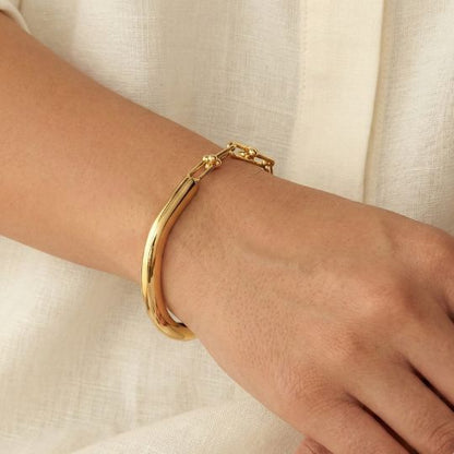 Gold Curved Chain Bracelet